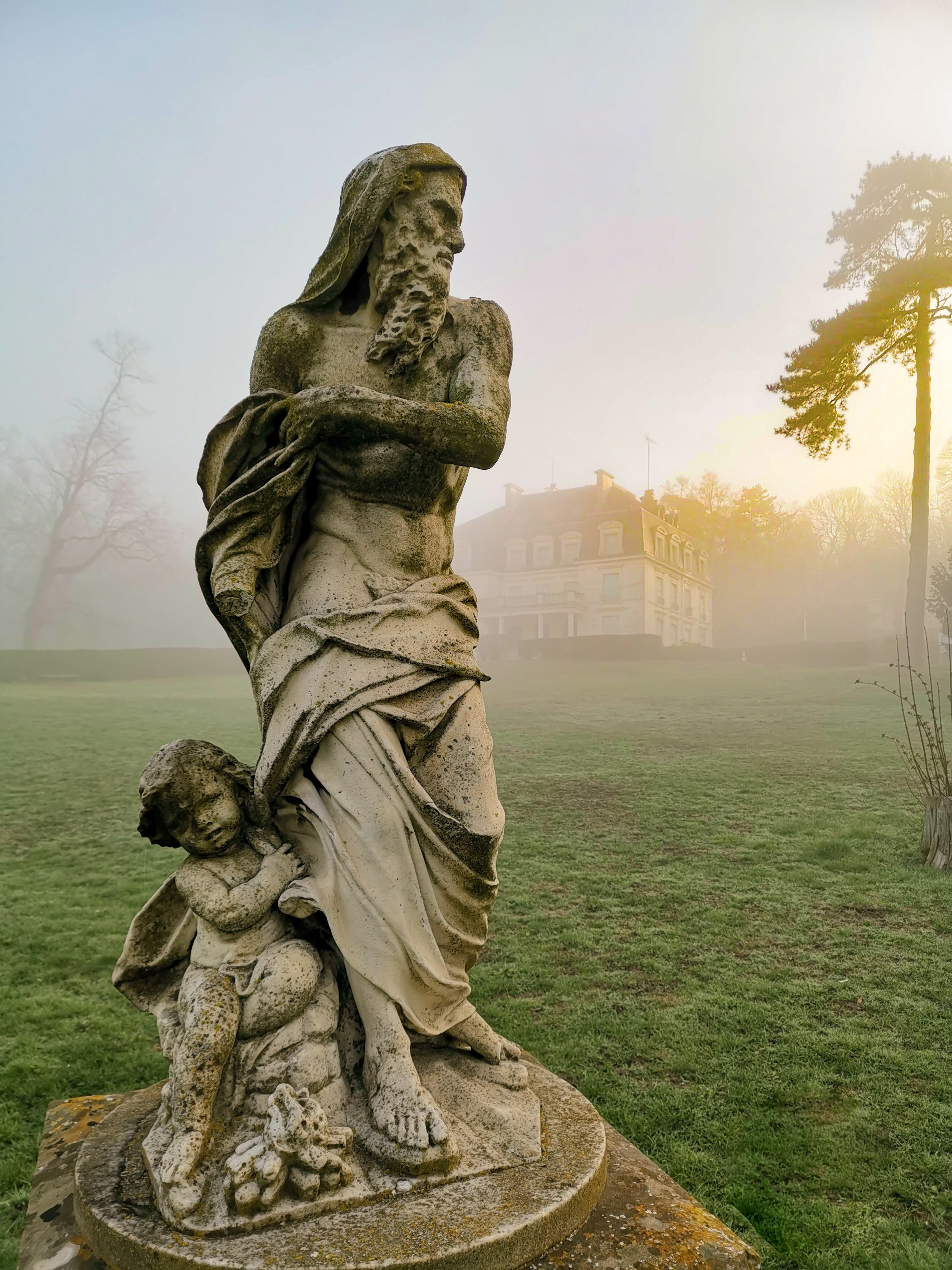 Statue de l'homme et l'enfant